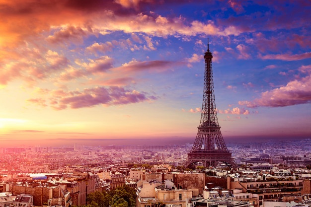 En admiration devant la Tour Eiffel ?
