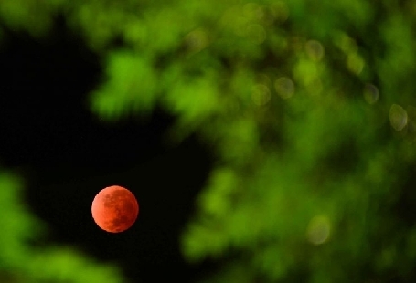 LA LUNE EST DEVENUE ROUGE