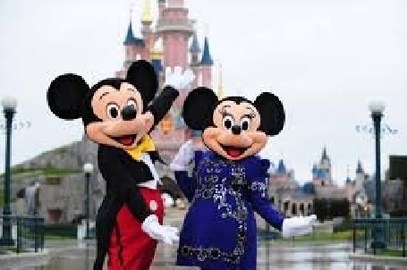 Plus de 2 000 prêts à être les agents de voyages nouveaux ambassadeurs de Disneyland Paris