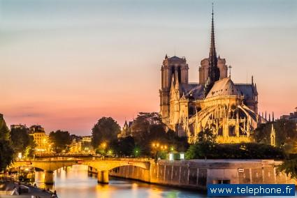 Appeler la assistance technique par téléphone de Notre Dame de Paris