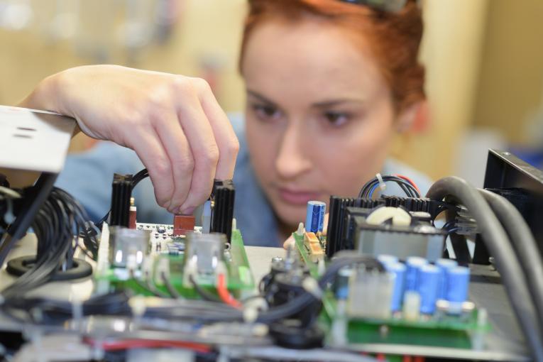 Appeler la assistance technique par téléphone de Eiffage énergie systèmes