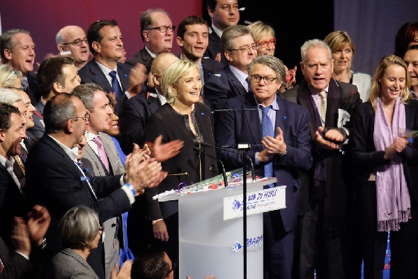 Macron et Le Pen se rendent au second tour des élections en France