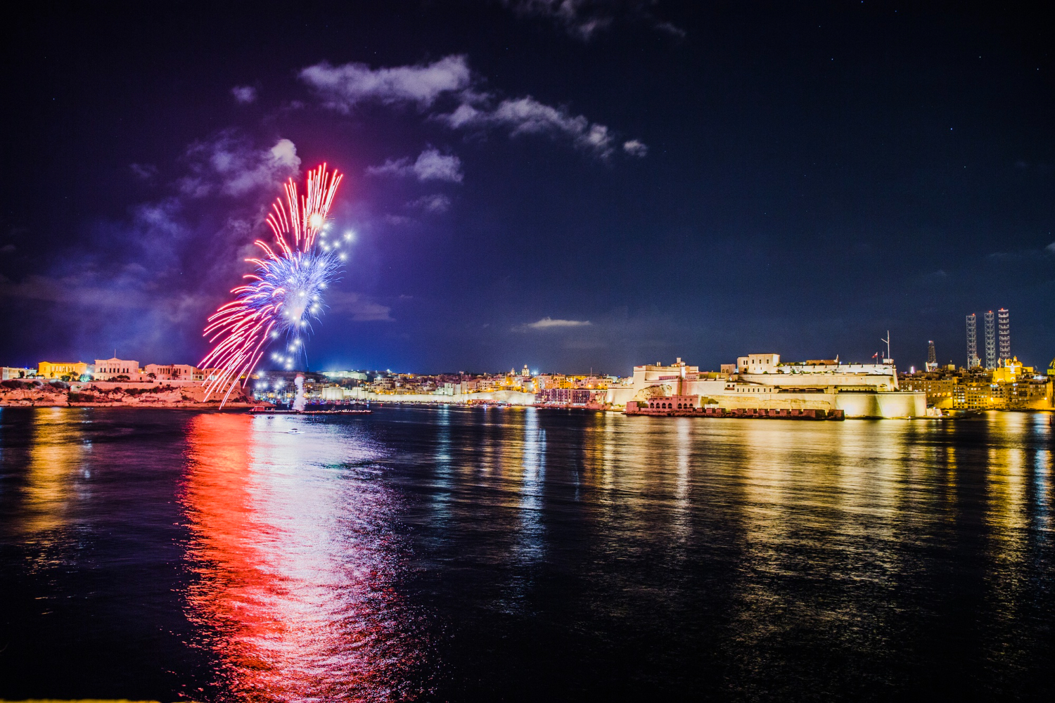 Télephone information entreprise La Fête des Lumières à Lyon : Une Célébration de Lumière et d'Histoire