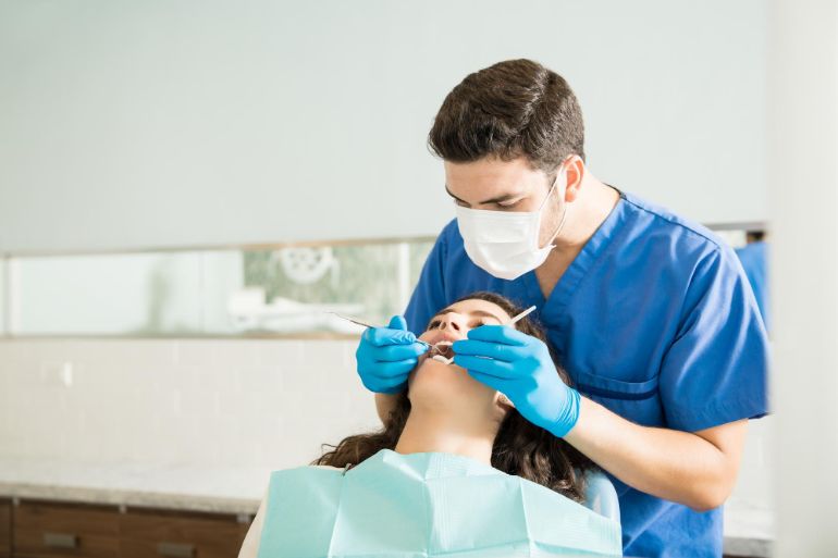 Dentiste par téléphone, consultation dentaire, soins de dents, traitements dentaires, urgences dentaires
