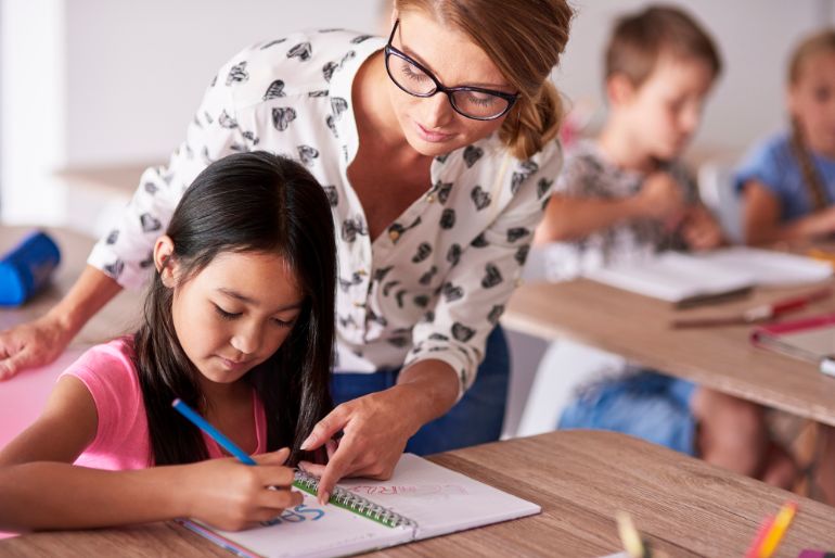 Téléphone pour contacter avec Enseignant d’école primaire : Le Pilier de l’Éducation Fondamentale