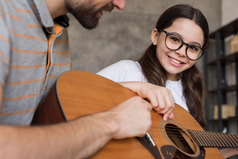 Assistance téléphonique pour contacter Le Professeur de Musique : Architecte et Guide Passionné dans l’Univers Mélodique de l’Enseignement