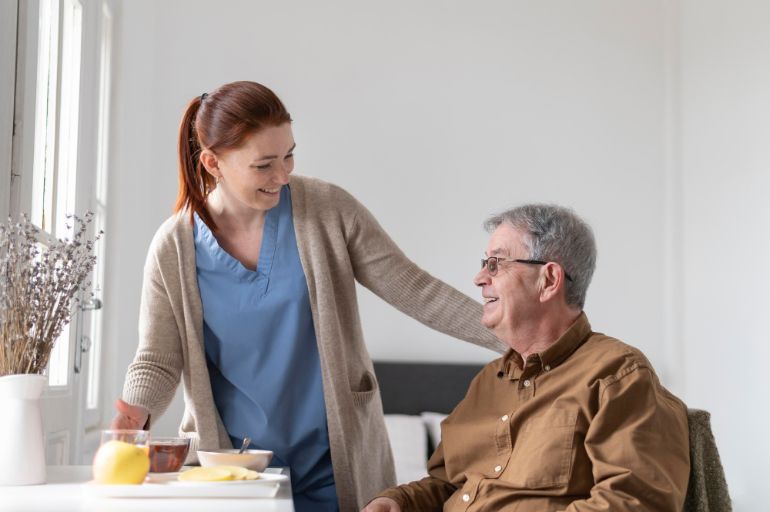 Soignant des personnes âgées, assistance aux personnes âgées, attention aux personnes âgées, soins aux personnes âgées, soutien aux personnes âgées