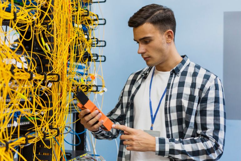 Téléphone pour contacter avec Le Technicien de Réseaux d’Urgence : Garant de la Continuité des Communications en Cas de Crise