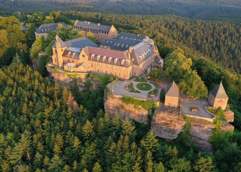 Assistance téléphonique pour contacter À la Découverte de l’Abbaye du Mont-Saint-Odile : Un Trésor Millénaire sur les Hauteurs d’Alsace