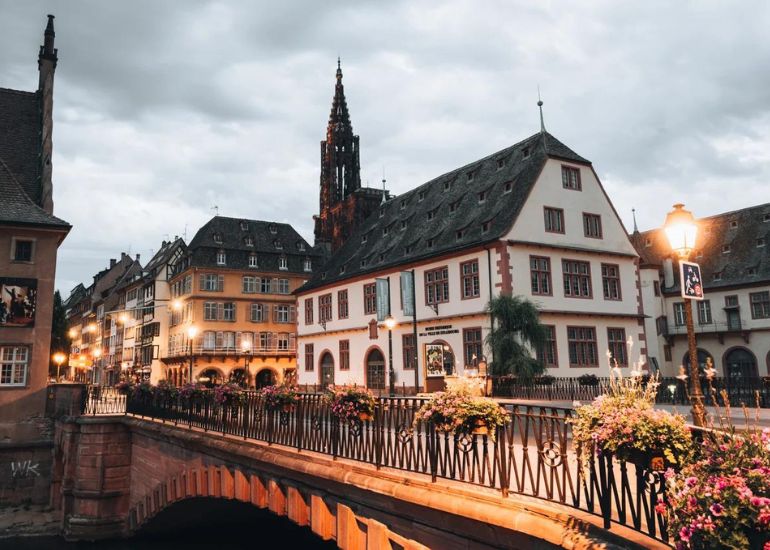 Contacter par téléphone avec le SAV de Découvrez l’Alsace : Un Voyage dans un Univers de Charme et de Traditions