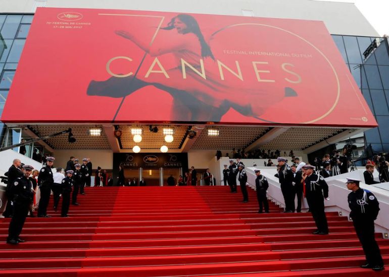 Contacter par téléphone avec le SAV de Explorez Cannes : Entre Festival de Cinéma, Plages Élégantes et Luxe Raffiné