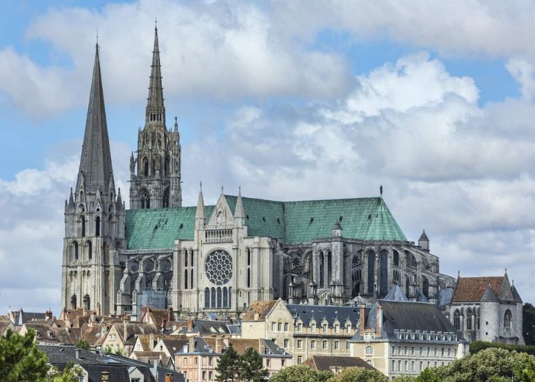 Appeler directement le téléphone Découvrez la Cathédrale de Chartres : Un Joyau Gothique aux Vitraux Magnifiques