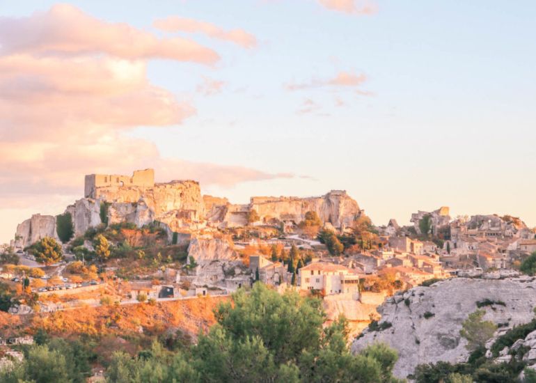 Appeler le service client de Découvrez Les Baux-de-Provence : Un Charmant Village Médiéval