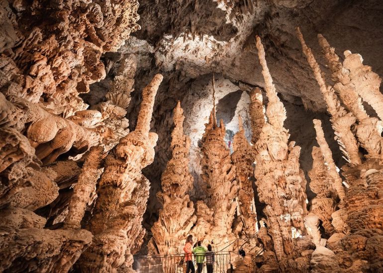 Appeler par téléphone le service clientExplorez les Profondeurs de l’Aven d’Orgnac, une Grotte Spectaculaire