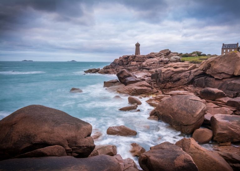 Numéro téléphone de service assistance de À la Découverte de la Bretagne: Entre Montagnes Majestueuses et Côte Envoûtante