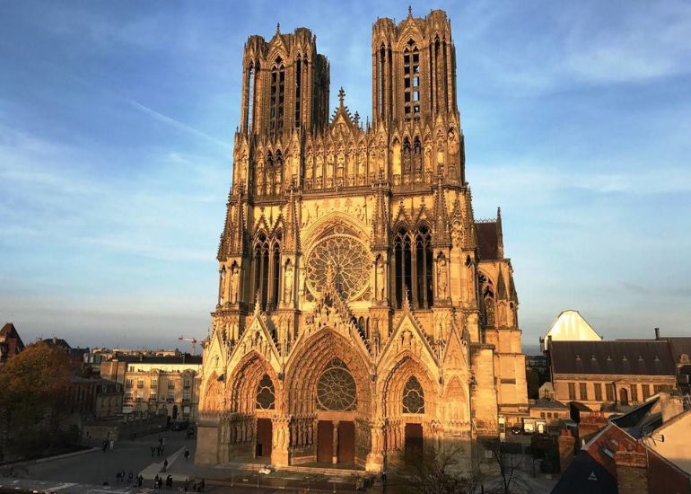 Joindre directement par téléphone Découvrez la Magnificence de la Cathédrale de Reims, Joyau de l’Architecture Gothique