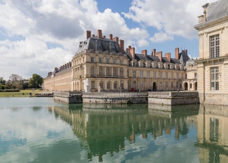 Téléphone pour contacter avec Explorez le Château de Fontainebleau : Symbole de l’Histoire Royale et de l’Architecture Renaissance