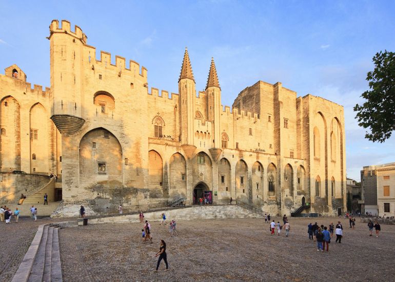 Service client, numéro de téléphone de Découvrez le majestueux Palais des Papes à Avignon : Un joyau de l’histoire médiévale