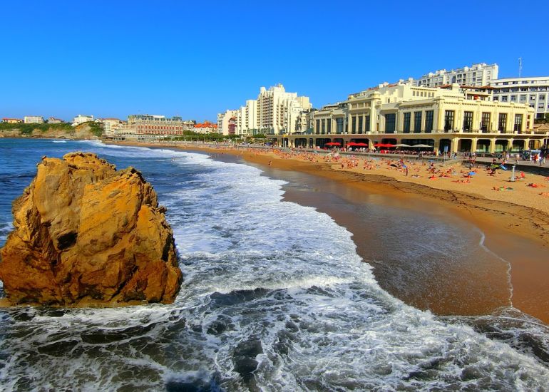 SAV numéro téléphone direct Découvrez la Plage de Biarritz : Destination de Surf et de Charme Balnéaire