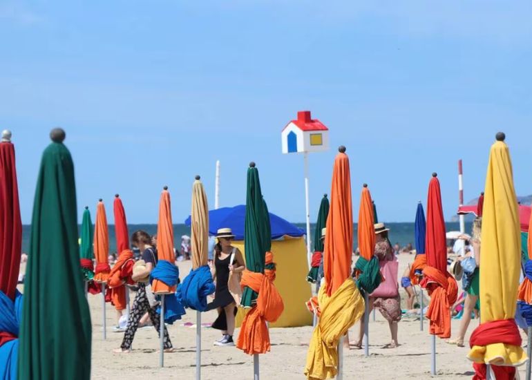 Contacter par téléphone avec le SAV de Découvrez la Plage de Deauville : Élégance Balnéaire et Sable Fin