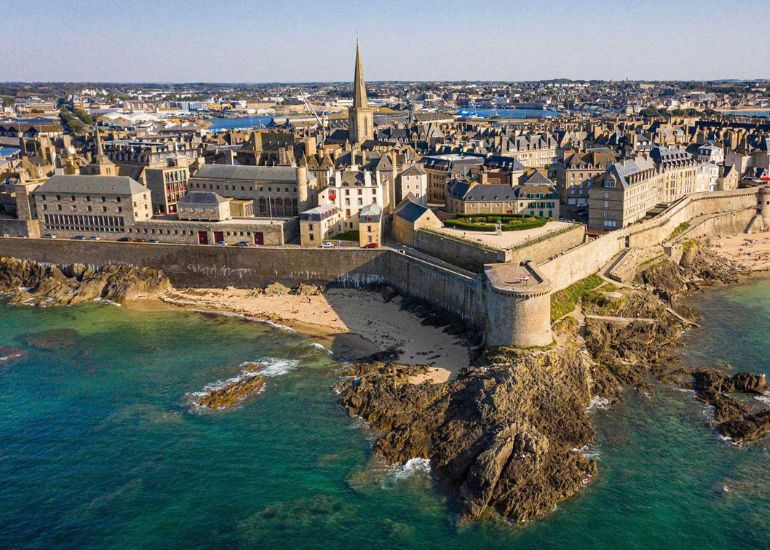 Télephone information entreprise Explorez Saint-Malo : Citadelle Fortifiée, Plages de Sable et Histoire Corsaire