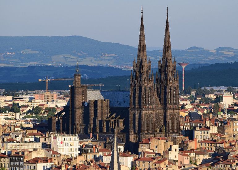 Appeler le service client de Découvrez Clermont-Ferrand : Entre la Cathédrale Gothique et le Majestueux Puy de Dôme