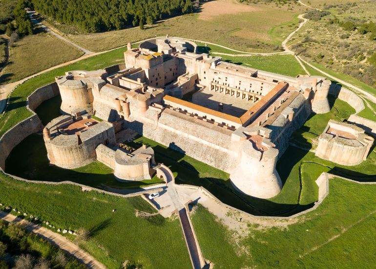 Appeler la assistance technique par téléphone de Fort de Salses (Forteresse) – Un Témoin Imposant de l’Architecture Militaire et de l’Histoire Médiévale en Roussillon