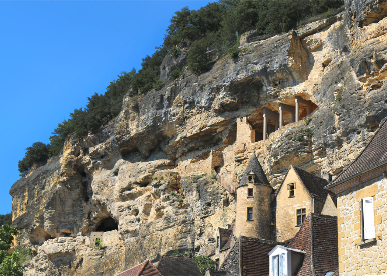 Assistance téléphonique pour contacter La Roque-Gageac : Un Village Troglodyte Niché entre les Falaises et la Rivière Dordogne